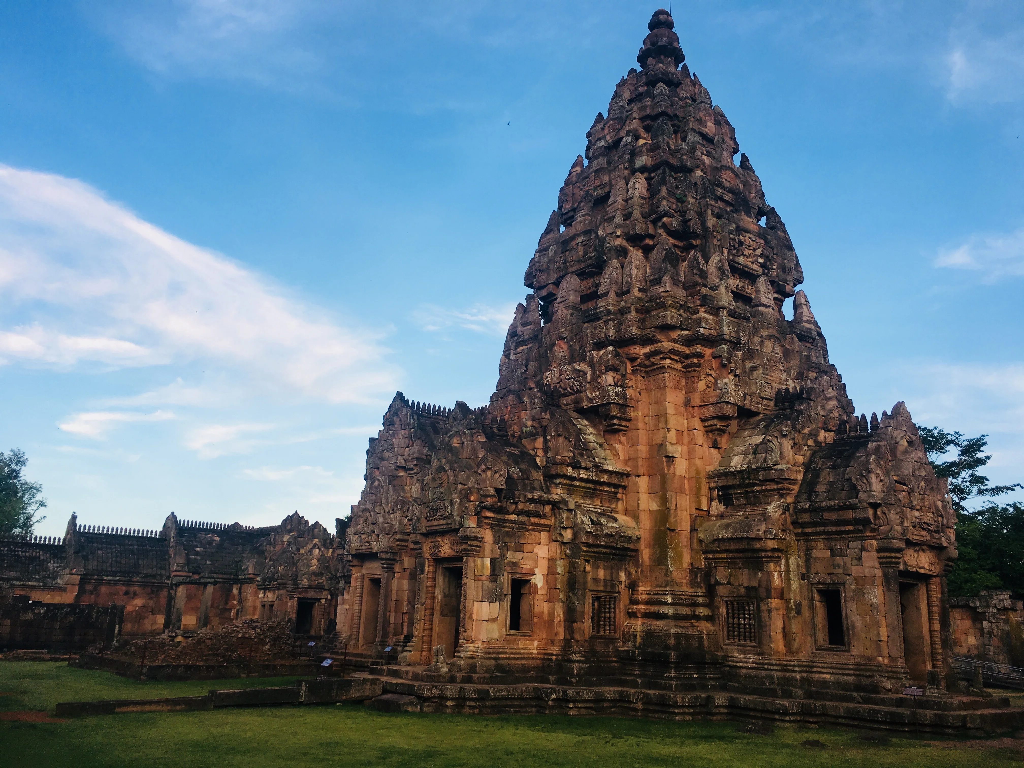 กลุ่มเทวสถานปราสาทพนมรุ้ง ปราสาทเมืองต่ำ และปราสาทปลายบัด