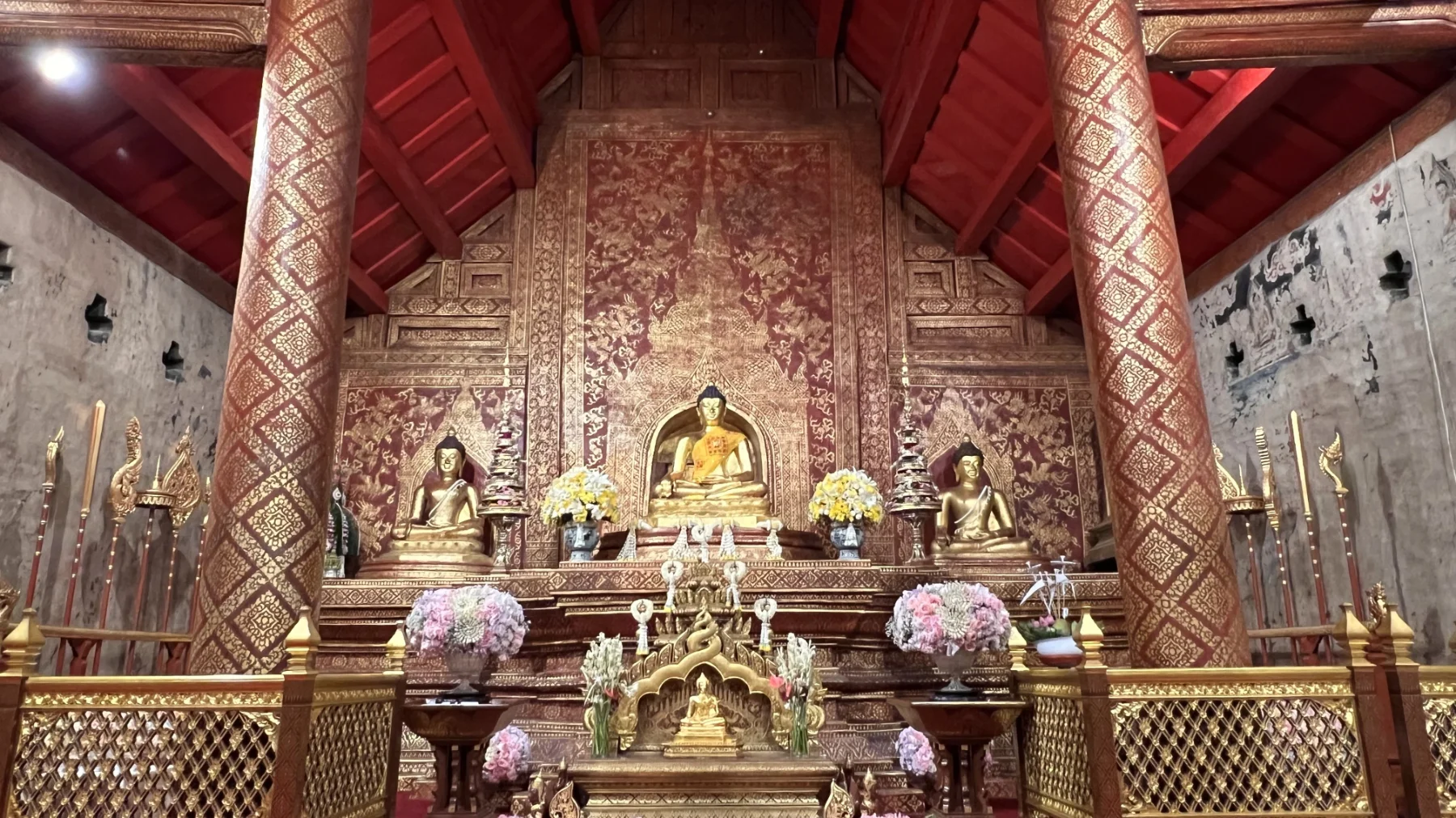 วิหารล้านนาโบราณท่ามกลางแสงเทียน